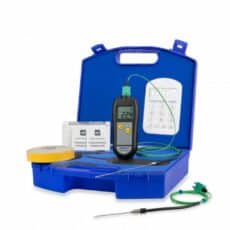 Set thermomètre sous-vide avec sonde fine, mallette, mousse protectrice et lingettes désinfectantes.