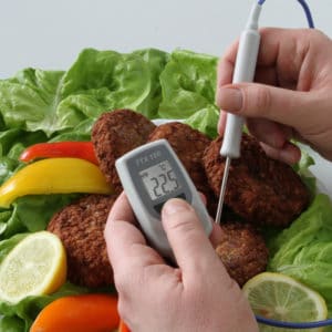 Thermomètre TTX 110 en utilisation pour piquer dans des aliments panés.
